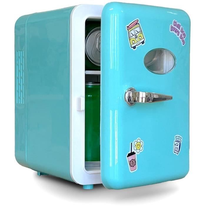 Mini-réfrigérateur Avec Produits Cosmétiques Sur Une Coiffeuse